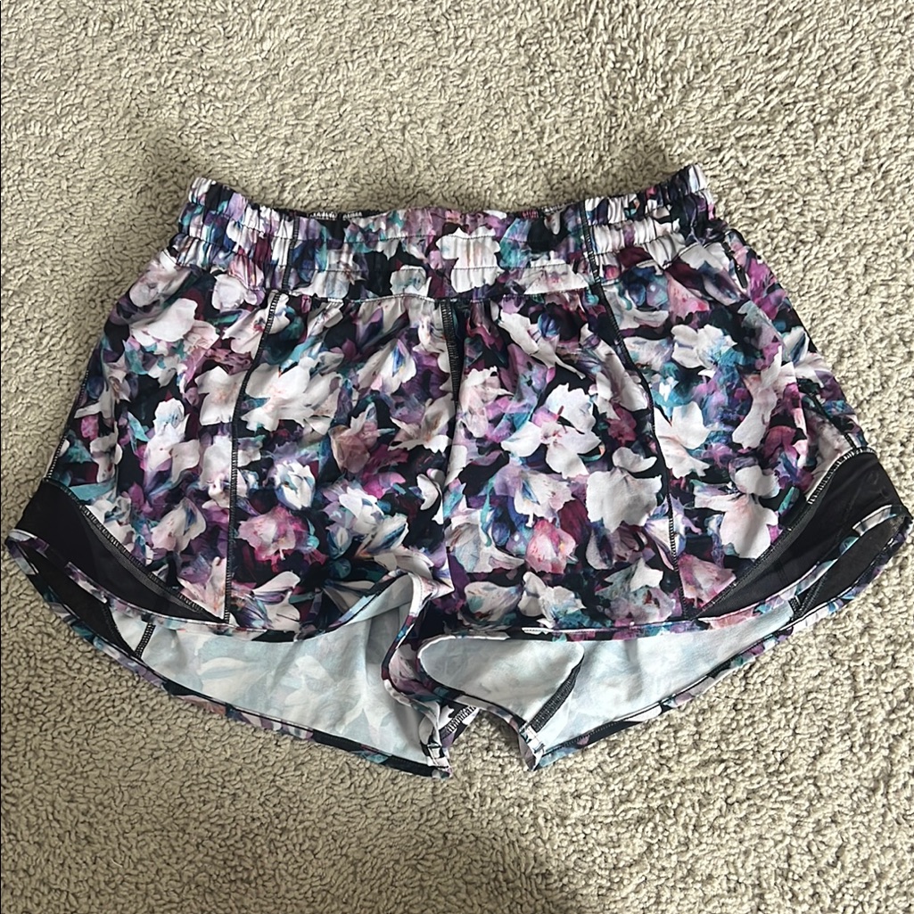 Lululemon-Floral 2.5in Talk Hotty Hot Women's Shorts